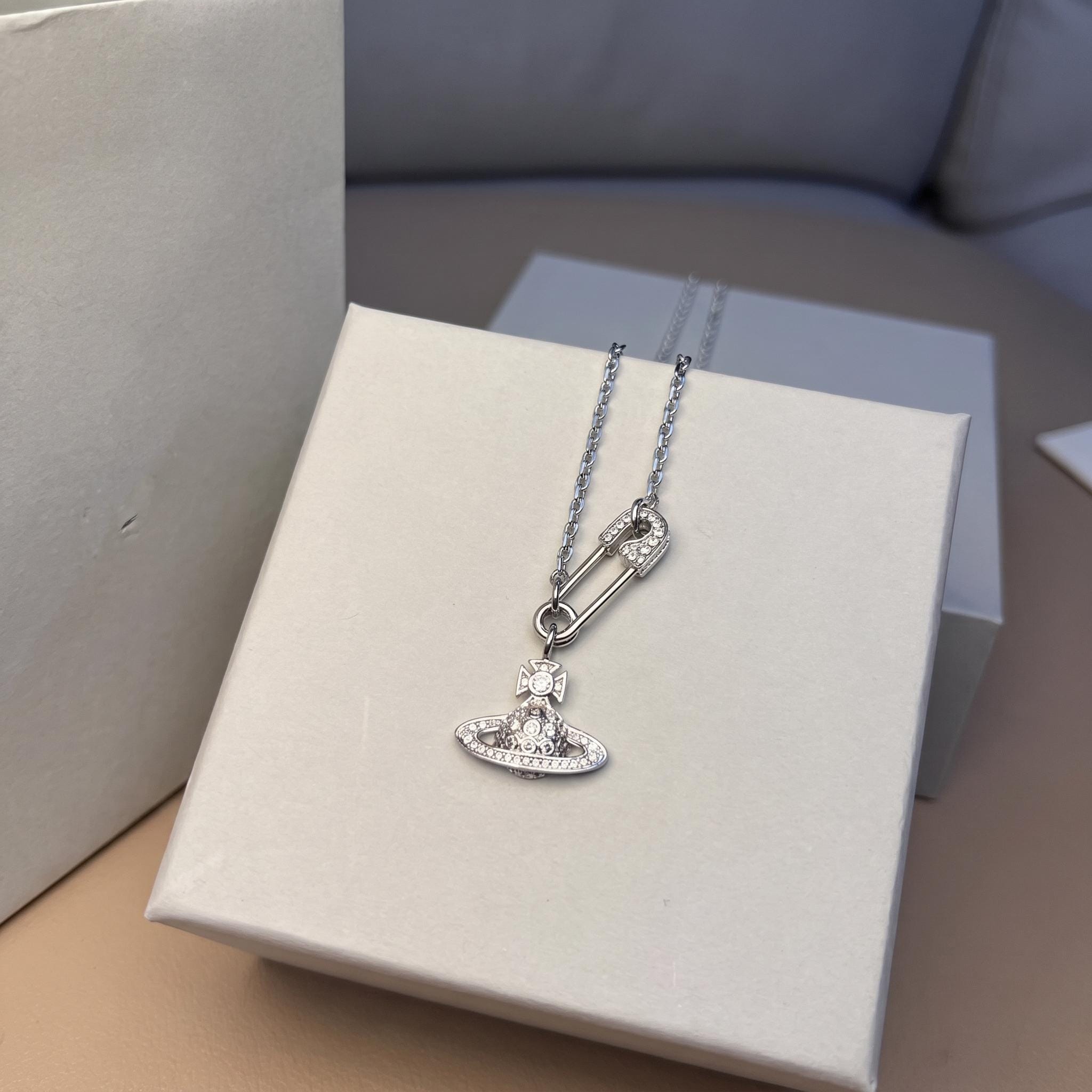 Vivienne westwood necklace safety pin - Etsy 日本