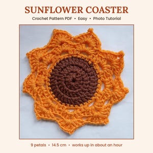 Può includere: Un sottobicchiere a girasole all'uncinetto con un centro marrone scuro e petali arancioni vivaci. Il testo recita SUNFLOWER COASTER, Crochet Pattern PDF, Easy, Photo Tutorial, 9 petals, 14.5 cm, works up in about an hour.