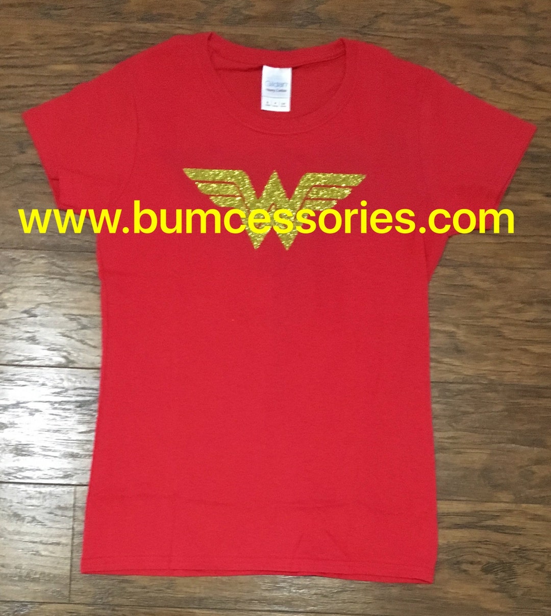 T-Shirt Donna Wonder Woman Logo Oro – Rosso – Vestibilità Aderente – 100% Cotone - 2