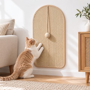 Puede incluir: Un rascador para gatos de pared con forma de arco, hecho de cuerda de sisal tejida de color tostado. El panel rectangular tiene un borde superior redondeado y un borde de cuerda a juego. Una pequeña bola de sisal cuelga de un cordón.