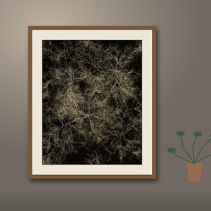 Puede incluir: Una pieza de arte mural enmarcada que presenta un fondo negro con intrincados patrones ramificados de color claro, similares a ra&iacute;ces, que se extienden por toda la superficie. La obra est&aacute; encerrada en un marco marr&oacute;n simple con un borde de paspart&uacute; blanco roto.