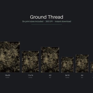 Puede incluir: Una impresi&oacute;n de arte digital titulada Ground Thread que presenta una red compleja y ramificada de color dorado sobre un fondo negro s&oacute;lido. La imagen muestra seis tama&ntilde;os de impresi&oacute;n rectangulares diferentes etiquetados como 16x20, 11x14, A3, 8x10, A4 y 5x7.