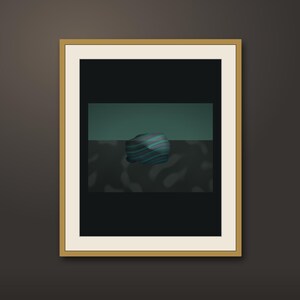 Peut inclure: Une impression d'art mural encadrée présentant un objet abstrait central, arrondi, avec des rayures horizontales bleu sarcelle et gris foncé. L'objet est placé sur un fond divisé en une section supérieure vert foncé et une section inférieure gris foncé.