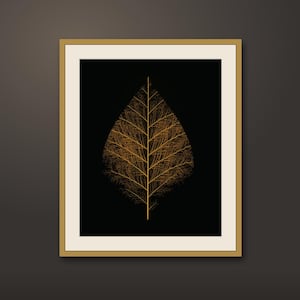 Puede incluir: Una pieza de arte mural enmarcada que presenta una hoja esqueletizada dorada centrada sobre un fondo negro sólido. La hoja muestra una red detallada de venas y está encerrada dentro de un paspartú color crema claro y un marco fino de color dorado.