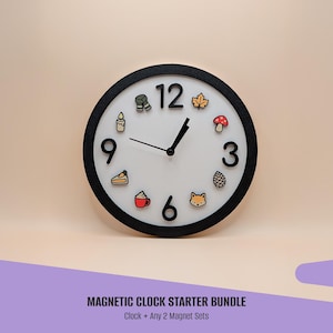 Può includere: Un orologio da parete rotondo con cornice nera e quadrante bianco con i numeri neri 3, 6, 9 e 12. Il quadrante è decorato con piccoli magneti colorati tra cui una sciarpa, una candela, una foglia, un fungo, una pigna, una volpe, una tazza e una fetta di torta.