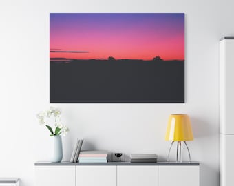 Landschaftsbild mit violettem und orangem Vaporwave-Sonnenuntergangsverlauf auf Leinwand