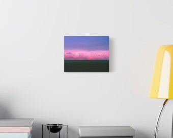 Landschaftsleinwand mit rosa Gewitterwolken