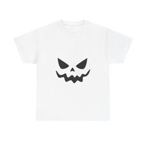 Puede incluir: Una camiseta blanca de manga corta con un gráfico negro centrado de una cara de calabaza estilizada. El diseño incluye dos ojos triangulares, una nariz pequeña triangular y una boca ancha y dentada impresa en la parte frontal de la prenda.