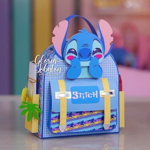 Puede incluir: Una mochila de papel azul con un recorte en capas del personaje Stitch en la parte superior. La bolsa tiene un patrón de cuadrícula, correas amarillas con hebillas plateadas y un bolsillo frontal con estampado tropical. La palabra Stitch está en la solapa.