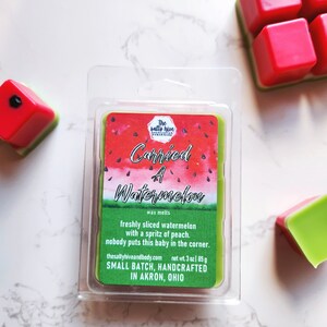 Può includere: Un cubetto di cera da sciogliere in un contenitore di plastica trasparente con un design a forma di anguria e il testo "Carried A Watermelon" e "The Bally Hive" sull'etichetta. La cera da sciogliere è prodotta in piccoli lotti e realizzata artigianalmente ad Akron, Ohio.