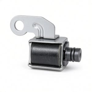 Op de afbeelding: Een mechanische magneetventielcomponent met een zilverkleurige metalen montagebeugel met een cirkelvormig gat, een centrale zwarte cilindrische behuizing en een donkergrijze tuit met twee geïntegreerde rubberen O-ringafdichtingen.