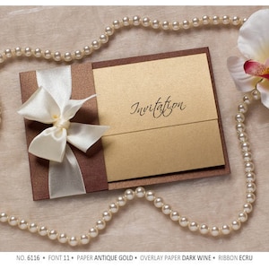 Hand gemaakte, gepersonaliseerde huwelijksuitnodigingen met satijn ivoor lint Bow, antieke gouden en donkere wijnkaarten, eenvoudig, hout, ornament met RSVP