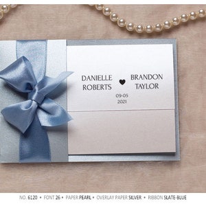 Cartão de casamento de pérola prateada, convite de papelaria de casamento com laço de fita azul ardósia, coração de máquina antiga no exterior com cartão RSVP ou cartão postal