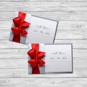 Hand-en-klare huwelijksuitnodigingen, zilveren en rode kaarten uitnodigingen rood hart lint Bow trouwringen ornamenten, rode bloemen initialen met RSVP