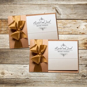 Gepersonaliseerde huwelijksuitnodigingen met satijn antieke gouden lint Bow, ecru en koperen kaarten, eenvoudig, hout, ornament, damast nodigt met RSVP