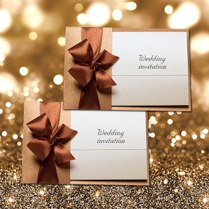 Invitaciones de boda personalizadas hechas a mano con arco de cinta de cobre satinado, invitaciones de cobre ecru, tarjetas personalizadas, iniciales de parejas jóvenes con RSVP