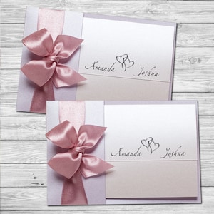 Invitations de mariage élégantes faites à la main invite personnalisé avec satin rose ruban arc, perle et lavande - cartes de réponse