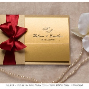 Impressionnantes invitations personnalisées de mariage d'or faites à la main, cartes de mariage de vin, invite de ruban d'arc, dates d'initiales de jeunes couples avec RSVP
