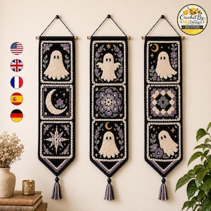 Puede incluir: Tres tapices de pared de ganchillo verticales con fondos negros, fantasmas color crema, lunas crecientes, estrellas y motivos florales morados. Cada pieza cuelga de un listón de madera con un cordón negro y una borla final.