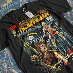 Könnte beinhalten: Ein schwarzes Kurzarm-T-Shirt mit einer Grafik im Comic-Stil von Alien Resurrection. Der Druck zeigt eine Kreatur, eine Person und Text, darunter Alien Resurrection, I'm the monster's mother und It's been more than 200.