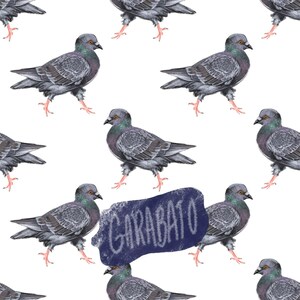 Puede incluir: Un patrón repetitivo de palomas grises con plumas de cuello iridiscentes verdes y moradas, ojos naranjas y patas rosas sobre un fondo blanco. Una forma irregular azul oscuro texturizada presenta el texto manuscrito blanco GARABATO.