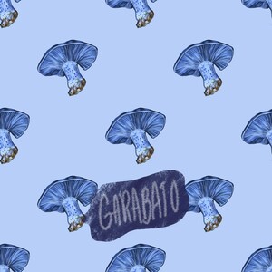 Puede incluir: Un patrón repetitivo sobre un fondo azul claro con ilustraciones de setas azules con láminas visibles y tallos texturizados. Se superpone una mancha azul oscuro de forma irregular que contiene el texto manuscrito en blanco GARABATO.