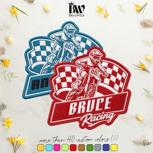 Peut inclure: Deux écussons brodés représentant un pilote de motocross sur une moto devant un drapeau à damier. Un écusson est bleu avec le texte AN, et l'autre est rouge avec le texte BRUCE Racing. Les écussons ont une bordure blanche et des coutures.