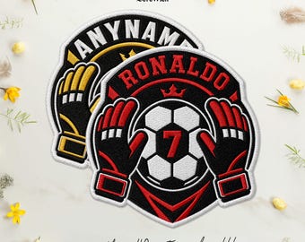Puede incluir: Dos parches bordados de fútbol con un balón central con el número 7, flanqueado por dos guantes de portero. La parte superior del parche muestra el nombre RONALDO en texto rojo. El diseño incluye un icono de corona y colores negro, rojo y blanco.