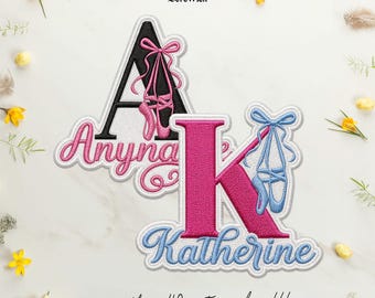Puede incluir: Dos parches bordados con las letras A y K. La letra A negra está decorada con zapatillas de ballet rosas y el nombre Anyname en rosa. La letra K rosa está decorada con zapatillas de ballet azules y el nombre Katherine en azul.