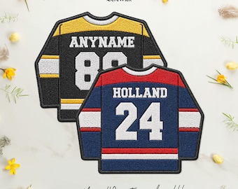Puede incluir: Dos parches bordados con forma de camiseta de hockey. El parche superior es negro y amarillo con el texto ANYNAME y el número 88. El parche inferior es azul y rojo con el texto HOLLAND y el número 24. Ambos tienen rayas blancas y bordes.