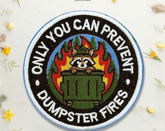 Puede incluir: Un parche bordado circular que muestra un mapache con un sombrero verde dentro de un contenedor de basura verde rodeado de llamas naranjas y rojas. El borde negro contiene el texto blanco ONLY YOU CAN PREVENT DUMPSTER FIRES en negrita.