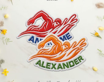 Puede incluir: Dos parches bordados que muestran a un nadador en movimiento. El parche superior es rojo con texto azul que dice ANNE. El parche inferior es naranja con texto verde que dice ALEXANDER. Ambos tienen bordes blancos sobre fondo blanco.