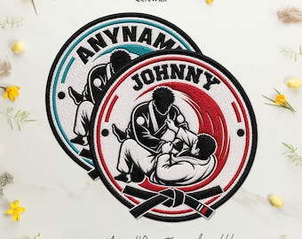 Puede incluir: Dos parches circulares bordados con un gráfico de Jiu-Jitsu brasileño de dos figuras luchando en gis blancos. Un parche tiene un fondo circular rojo con el nombre JOHNNY, y el otro tiene un fondo verde azulado con el nombre ANYNAME.