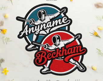 Puede incluir: Dos parches bordados circulares que muestran a un esgrimista con uniforme blanco sosteniendo un florete. Un parche tiene un fondo azul con el texto Anyname, y el otro tiene un fondo rojo con el texto Beckham. El logo de BereWick está arriba.
