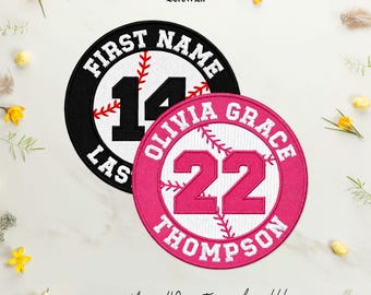 Puede incluir: Dos parches circulares bordados con un diseño de béisbol y costuras rojas. Uno tiene un borde negro con el número 14, mientras que el otro tiene un borde rosa con el nombre Olivia Grace Thompson y el número 22 bordados en rosa.
