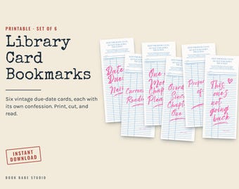 Könnte beinhalten: Ein Set aus sechs druckbaren Lesezeichen im Design von Bibliotheks-Leihkarten. Jedes weiße, rechteckige Lesezeichen hat blaue horizontale Linien und pinkfarbenen, handschriftlich wirkenden Text mit Phrasen wie Currently Reading und One More Chapter.