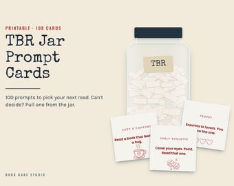 Könnte beinhalten: Ein Set aus 108 druckbaren TBR Jar Prompt Cards mit einem durchsichtigen Glas, das mit kleinen weißen Zetteln mit der Aufschrift TBR gefüllt ist. Drei quadratische Karten zeigen Textaufforderungen in roter Schrift.