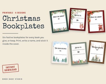 Könnte beinhalten: Sechs rechteckige Weihnachts-Buchexlibris mit festlichen Illustrationen wie Tannengrün, einer Tasse, einem Kamin, verschneiten Bäumen, einem Dorf und Hirschen. Jedes Etikett enthält Zeilen für Namen und Text wie From the Library of, Gifted to und This Book Belongs To.