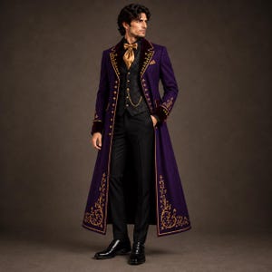 Könnte beinhalten: Ein langer violetter Mantel mit Goldstickerei, kombiniert mit einer schwarzen Weste, einer schwarzen Hose, einem goldenen Plastron und einer goldenen Taschenuhrkette. Der Mantel hat dunkle Samtaufschläge und Manschetten sowie goldene Knöpfe.