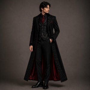 Puede incluir: Un abrigo largo negro con intrincados bordados oscuros, sobre un chaleco negro estampado con una corbata roja y una cadena de reloj de bolsillo plateada. El abrigo tiene un forro rojo intenso, combinado con pantalones negros y zapatos de vestir.
