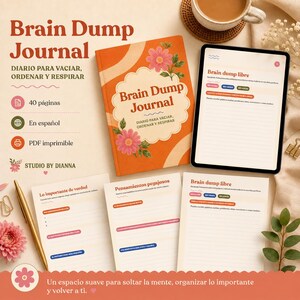 Puede incluir: Un diario Brain Dump naranja con ilustraciones florales rosas, una tableta que muestra una página digital y tres hojas impresas tituladas Lo importante de verdad, Pensamientos pegajosos y Brain dump libre junto a un bolígrafo dorado.