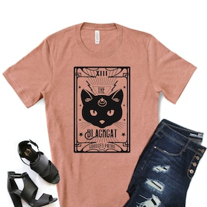 Camisa de Halloween para mujeres con la carta del tarot del gato negro impresa en negro en la camiseta de otoño naranja de Heather Sunset, camiseta de bruja adivinadora
