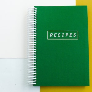 Groen spiraalgebonden receptenboek met conversietabel voor bakken en koken