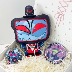 Hazbin Hotel Vox pluche cadeauset, fanmade Vox knuffelset met acryl sleutelhangertje en badge, anime fandom cadeau