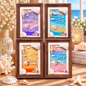 Puede incluir: Cuatro marcos rectangulares de madera oscura que contienen arte de arena de colores en capas. Cada marco presenta un erizo de mar blanco texturizado, varias conchas, pequeñas estrellas de mar y perlas blancas dispersas sobre degradados de arena morada, azul, amarilla y rosa.
