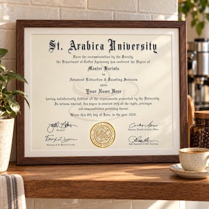 Könnte beinhalten: Ein gerahmtes Diplom der St. Arabica University für einen Master Barista in Advanced Extraction & Roasting Sciences. Das Dokument zeigt schwarzen Text im gotischen Stil auf cremefarbenem Hintergrund, vier Unterschriften und ein goldenes Siegel.