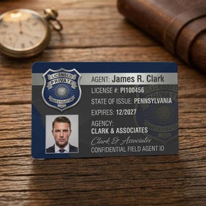 Peut inclure: Une carte d'identification rectangulaire pour un détective privé nommé James R. Clark. La carte présente un design bleu et gris, une icône de badge argenté, un portrait d'une personne et du texte incluant le numéro PI100456 et la date 12/2027.