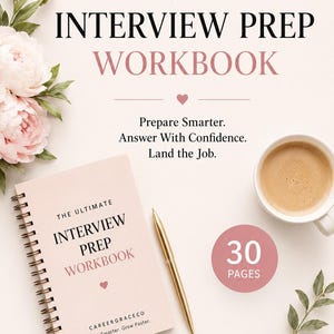 Op de afbeelding: Een spiraalgebonden werkboek getiteld The Ultimate Interview Prep Workbook van CareerGraceCo. De kaft is lichtroze met zwarte en roze tekst. Het bevat een gouden pen, een kopje koffie en bloemen. De tekst luidt Work Smarter. Grow Faster.
