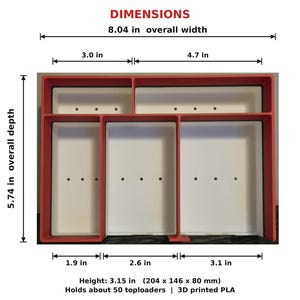 Puede incluir: Una bandeja organizadora rectangular roja y blanca con cinco compartimentos internos. La bandeja tiene un ancho total de 20,4 cm, una profundidad de 14,6 cm y una altura de 8,0 cm. La base de cada compartimento contiene tres peque&ntilde;os orificios.
