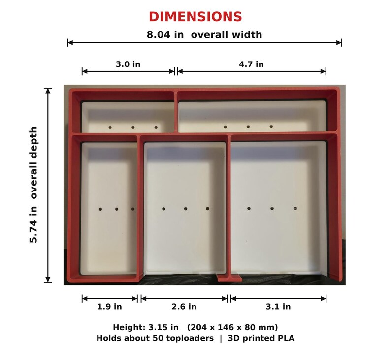 Puede incluir: Una bandeja organizadora rectangular roja y blanca con cinco compartimentos internos. La bandeja tiene un ancho total de 20,4 cm, una profundidad de 14,6 cm y una altura de 8,0 cm. La base de cada compartimento contiene tres peque&ntilde;os orificios.